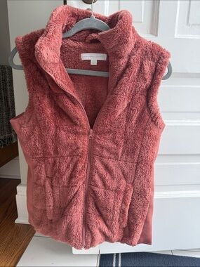 New York & Company Plush Zip Vest in Rose